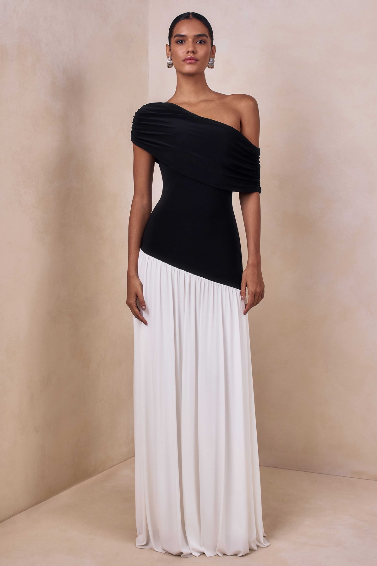 ECMH_HR_CL137591002---Doroyta-_-Black-And-White-Asymmetric-Neck-Maxi-Dress2.jpg