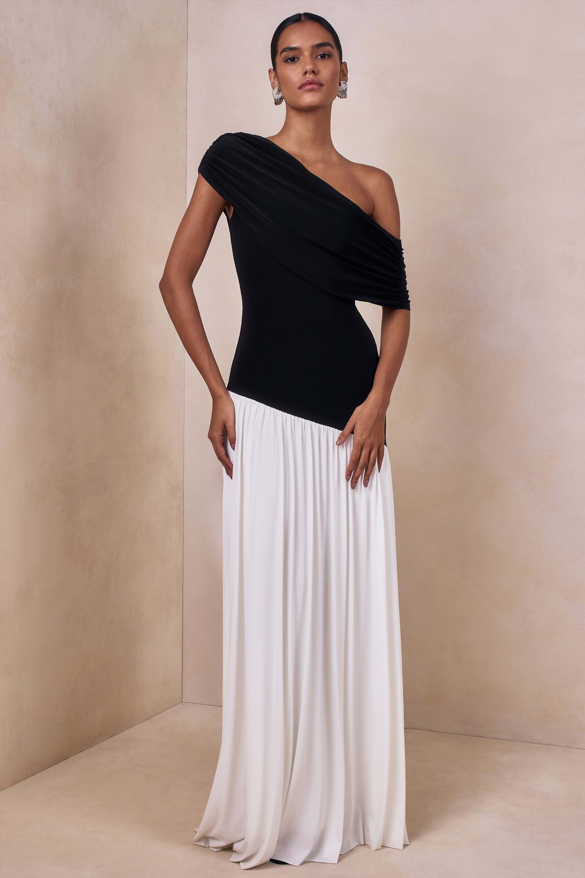 ECM_HR_CL137591002---Doroyta-_-Black-And-White-Asymmetric-Neck-Maxi-Dress1.jpg