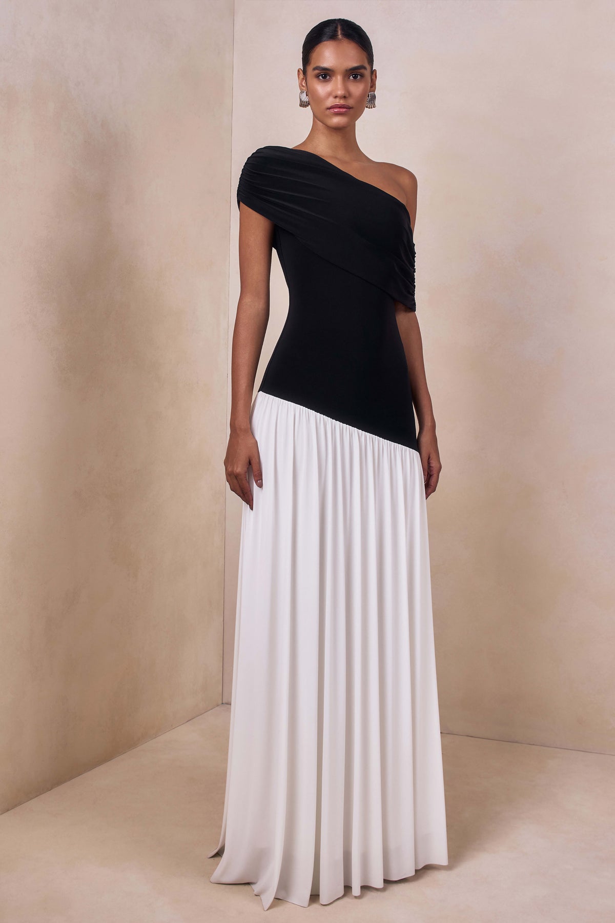ECM_HR_CL137591002---Doroyta-_-Black-And-White-Asymmetric-Neck-Maxi-Dress3.jpg