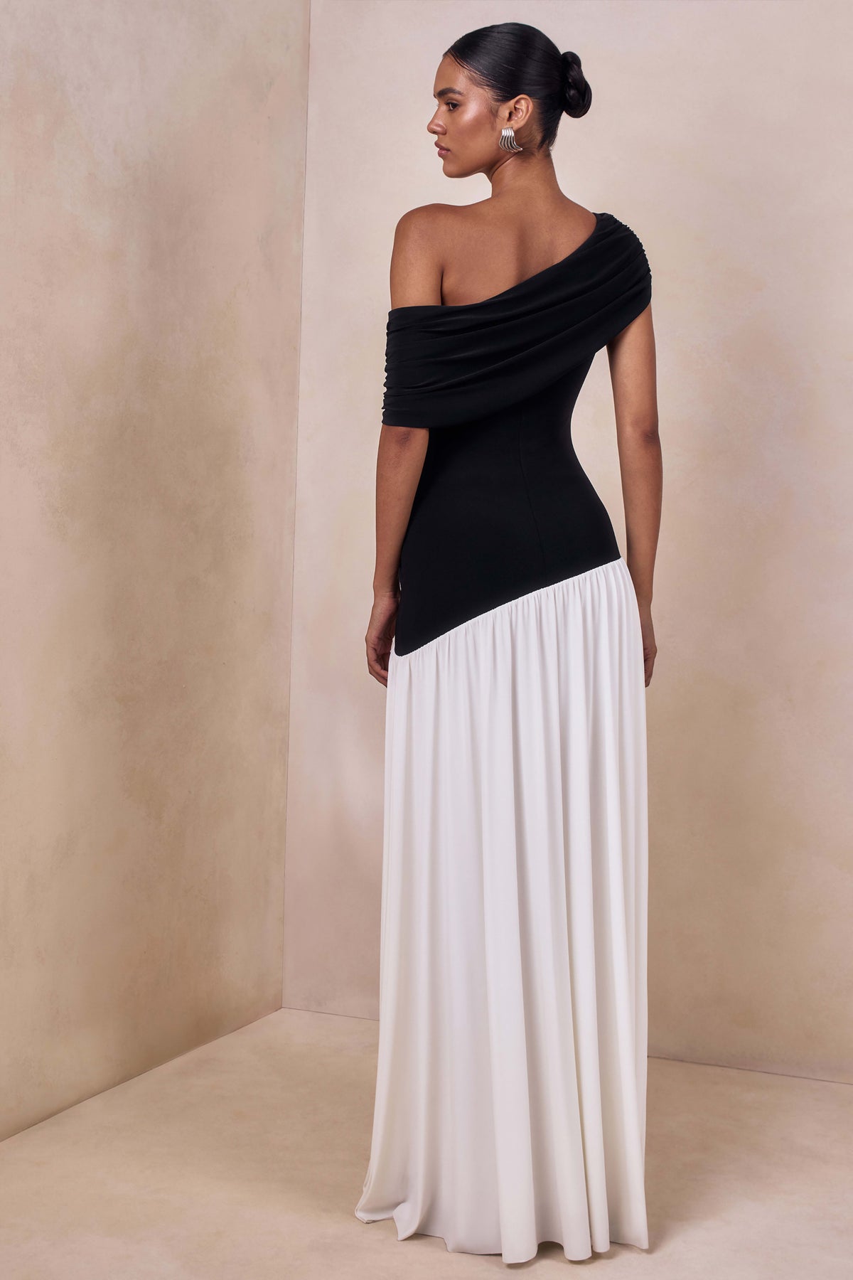 ECM_HR_CL137591002---Doroyta-_-Black-And-White-Asymmetric-Neck-Maxi-Dress6.jpg