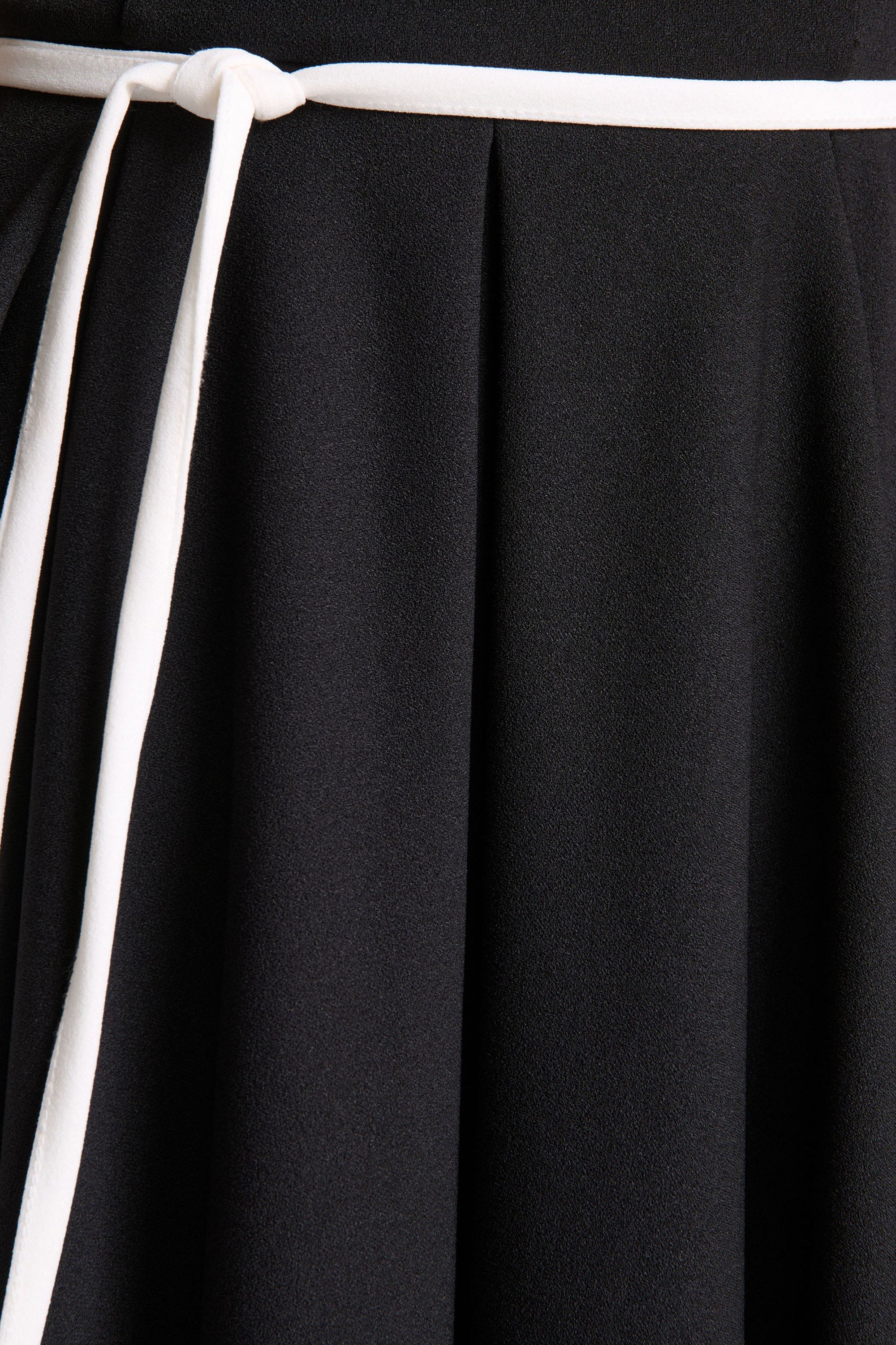 US 4 / BLACK