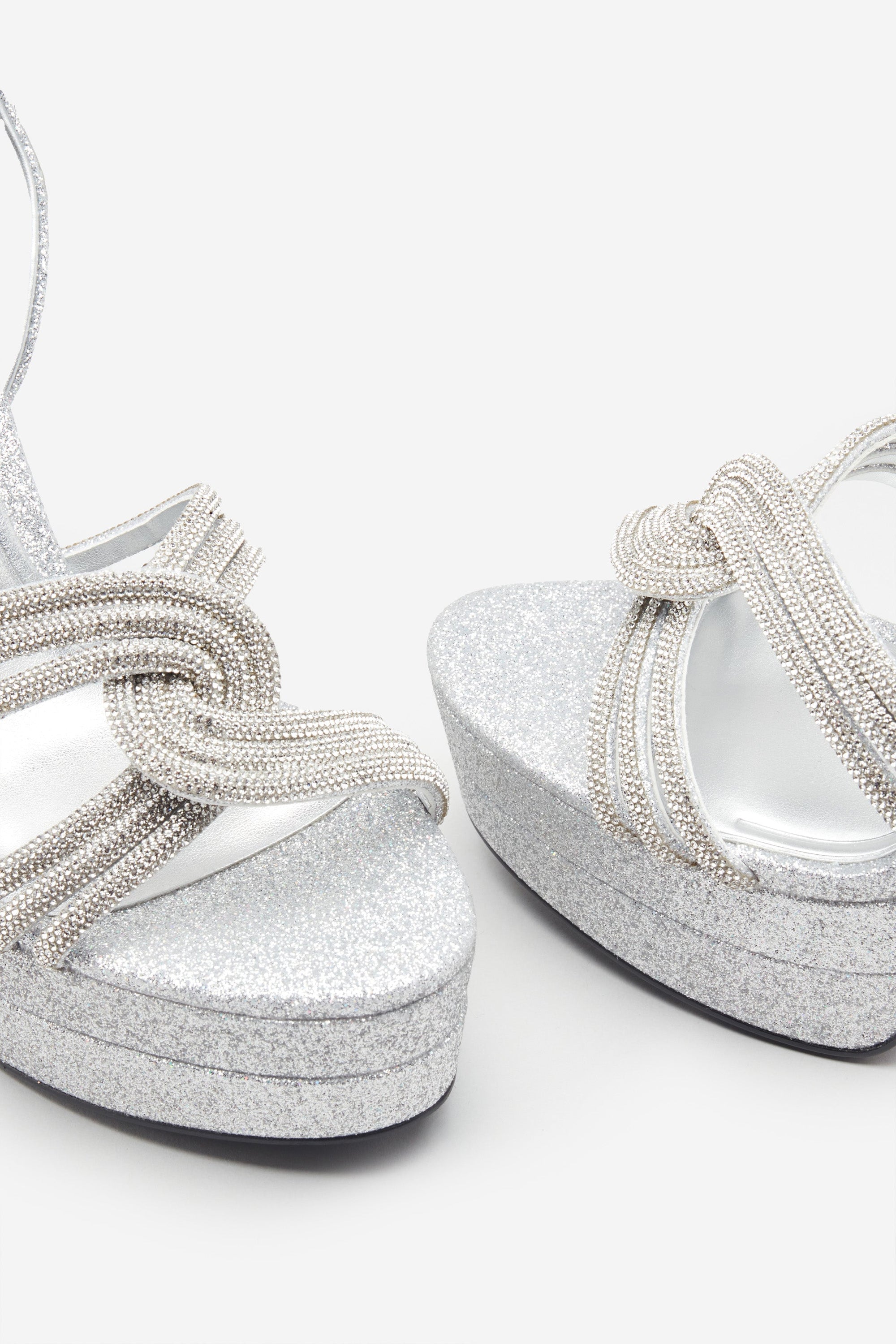 Doll Drama | Sandalias de plataforma plateados con detalle de tiras de brillantes