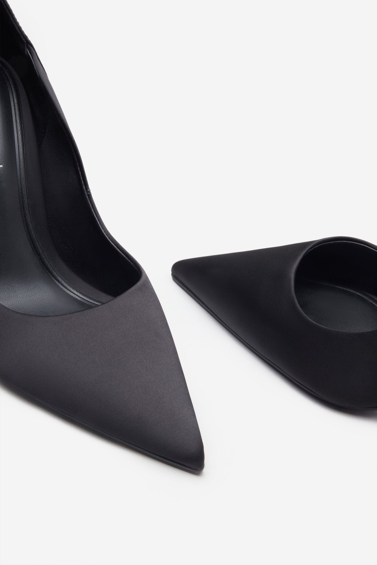 Velvet court shoes with an asymmetric top line