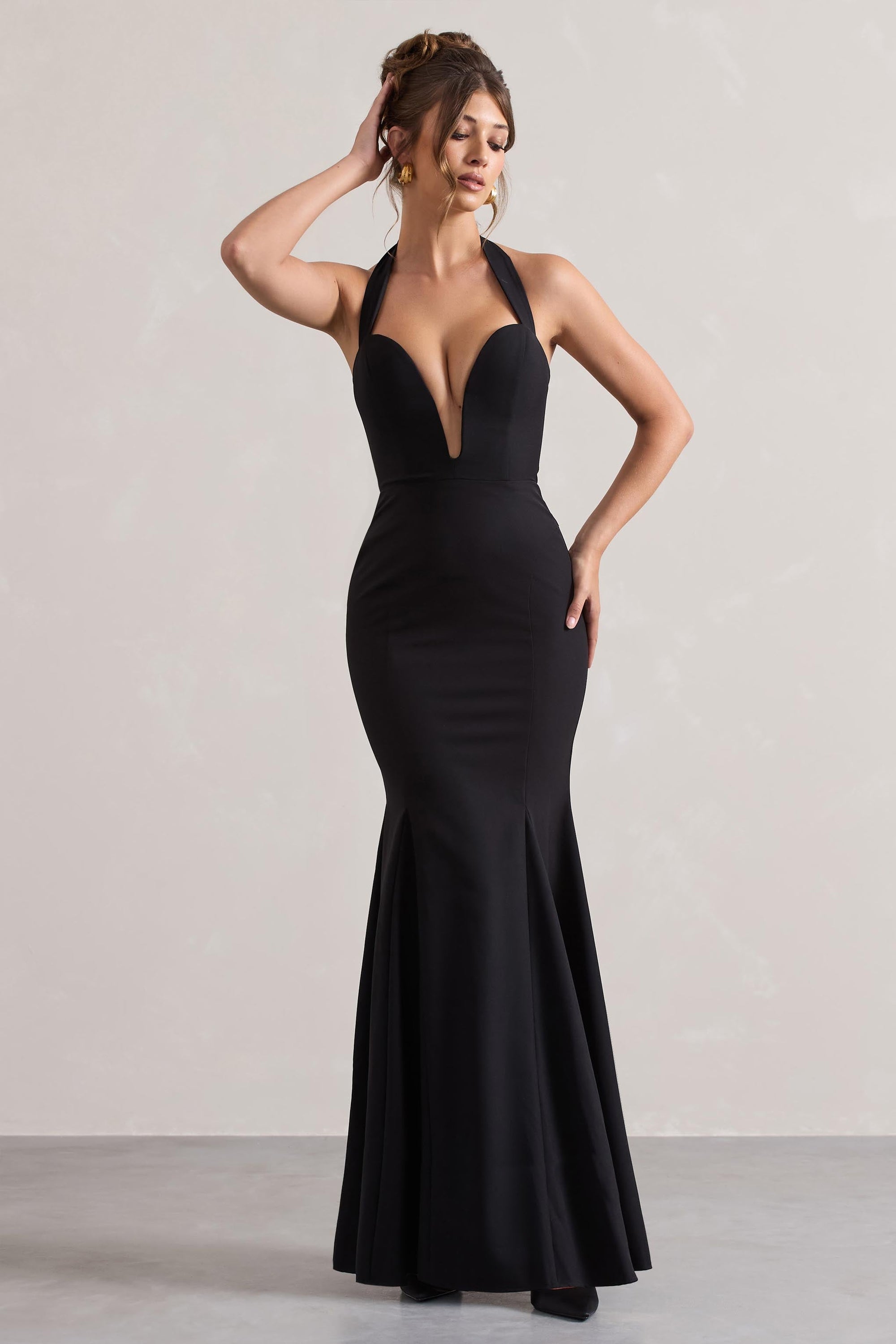 Plaza | Vestido Maxi Negro con Escote Halter y Cola de Sirena