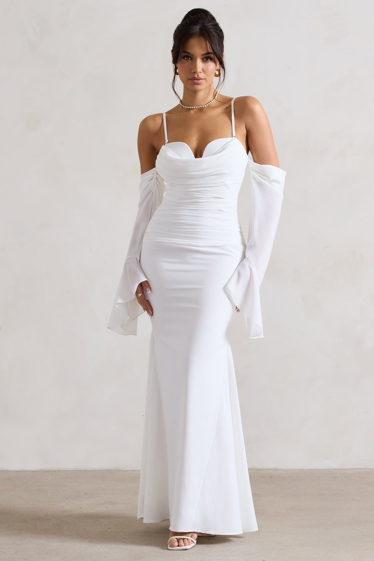 Rhiannon | Vestido crema Largo de corte sirena con mangas acampanadas drapeadas