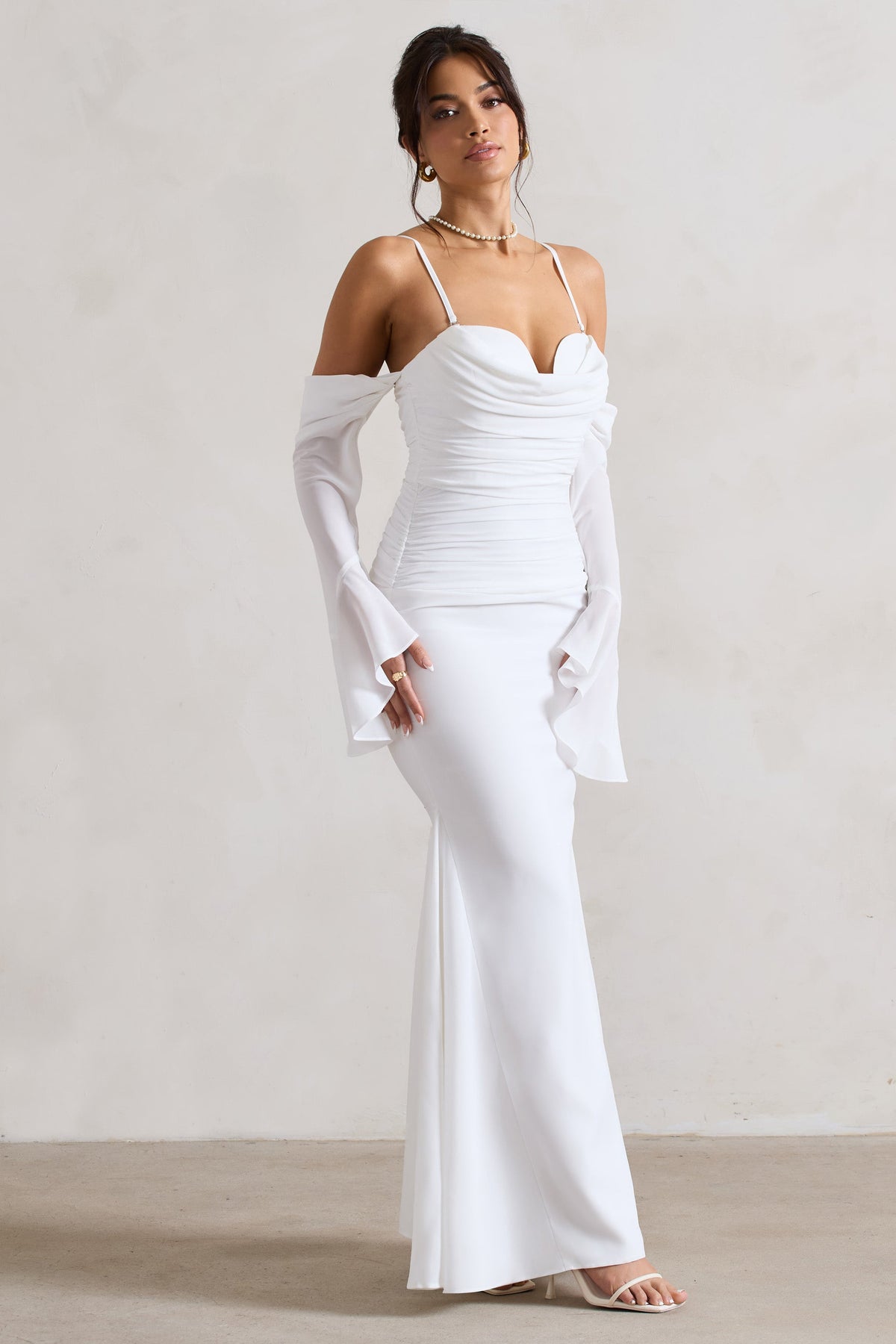 Rhiannon | Vestido crema Largo de corte sirena con mangas acampanadas drapeadas