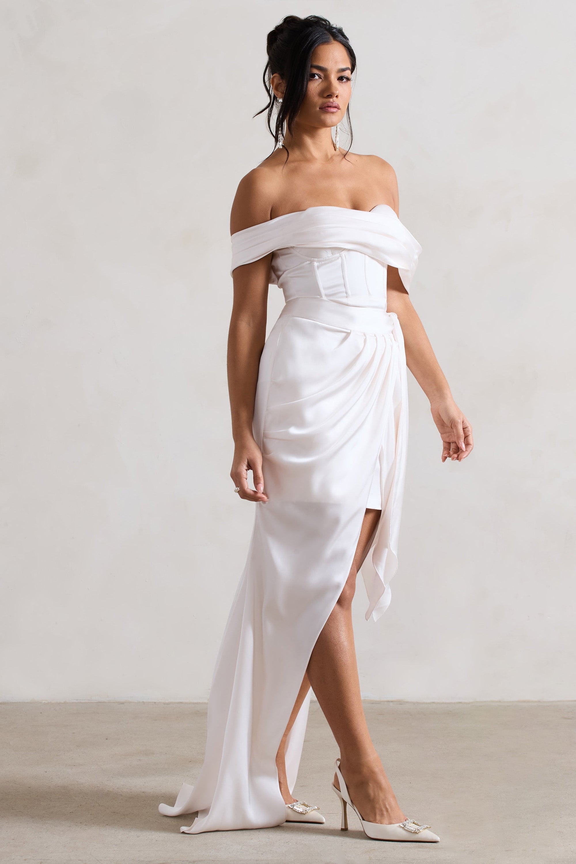 Milano | Vestido largo con escote Bardot en satén color crema y falda desmontable