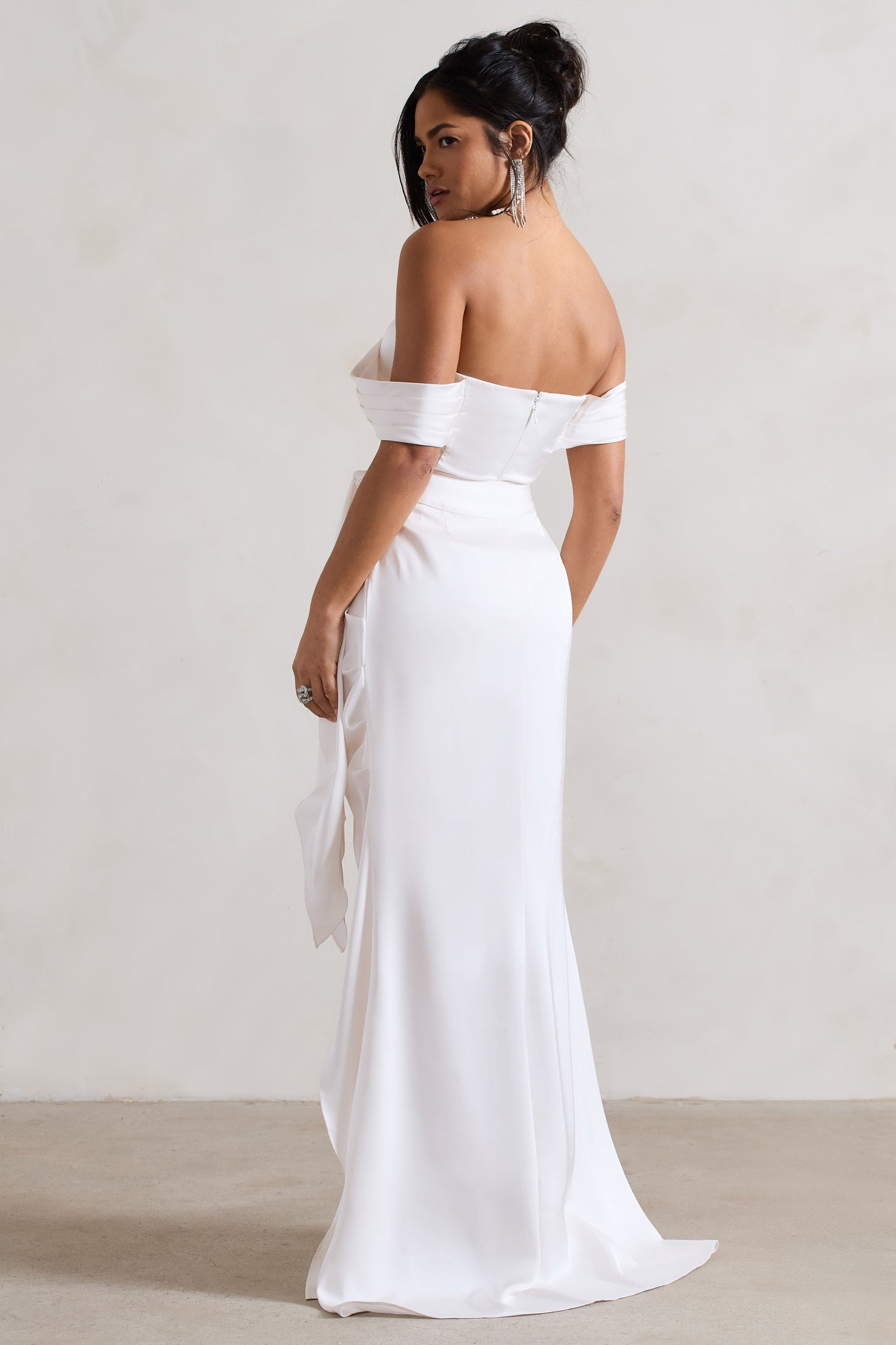 Milano | Vestido largo con escote Bardot en satén color crema y falda desmontable