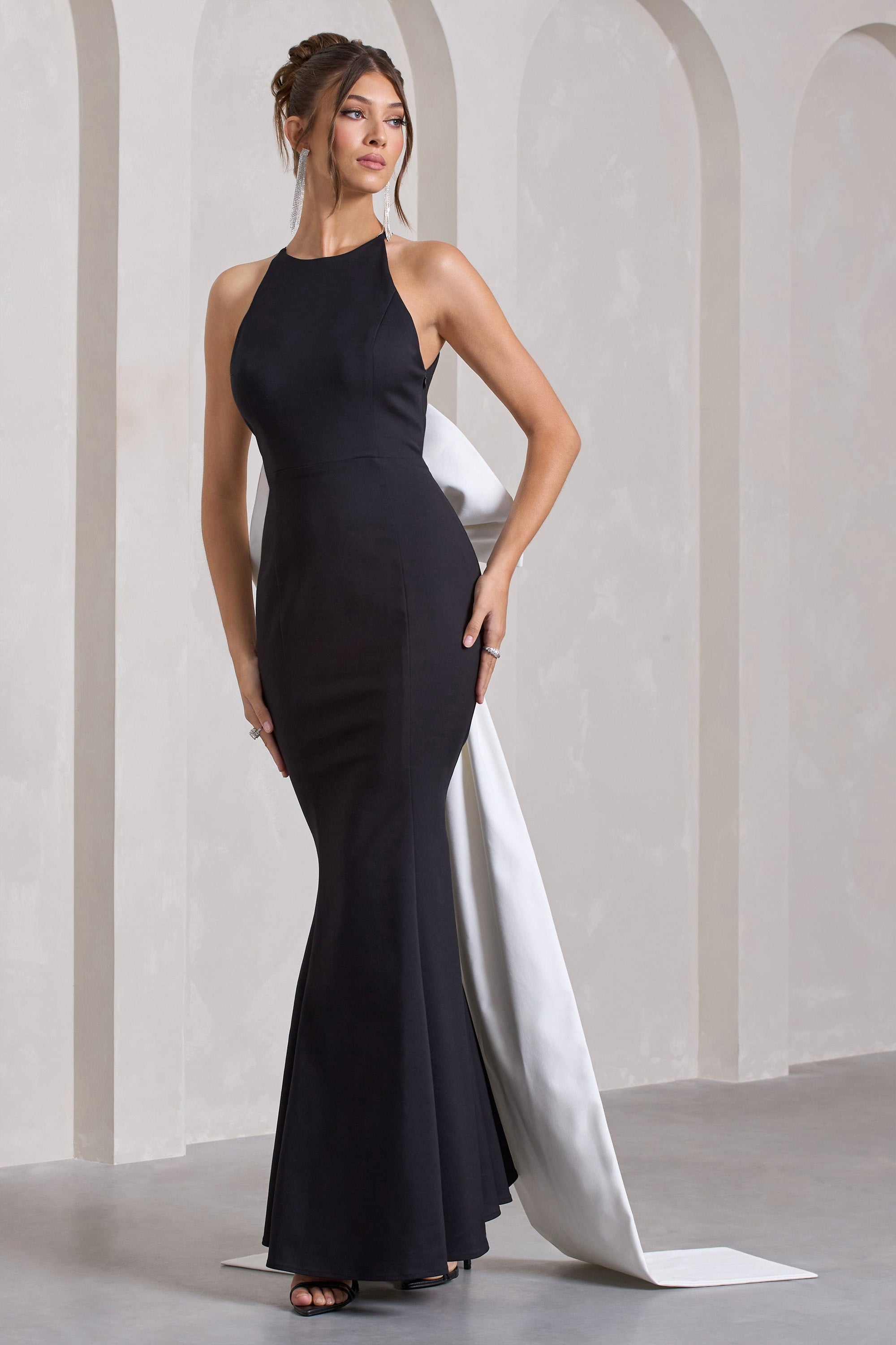 Bestow | Black Open-Back Maxi Dress With Oversized White Bow – Club L London