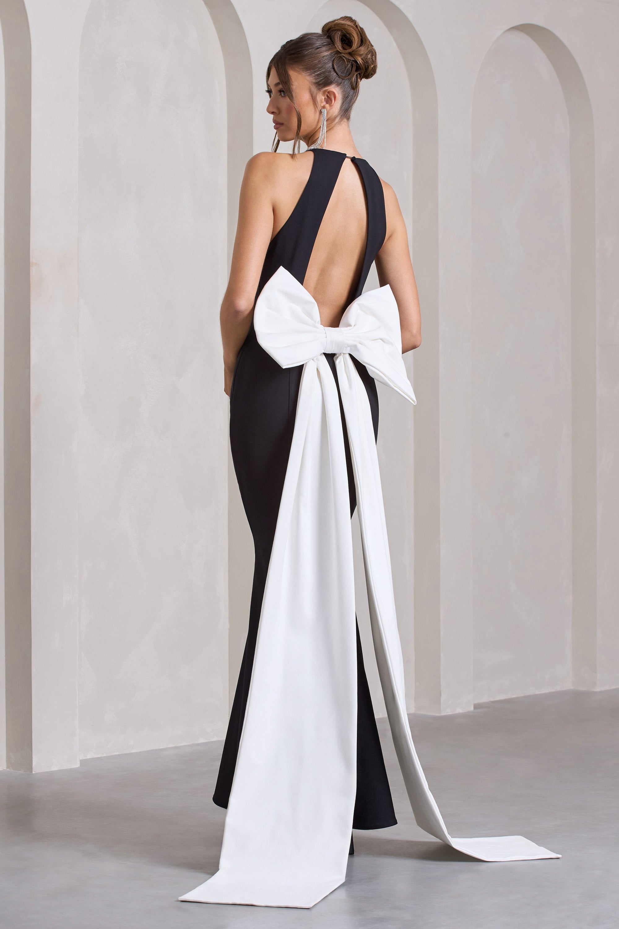 Bestow | Black Open-Back Maxi Dress With Oversized White Bow – Club L London