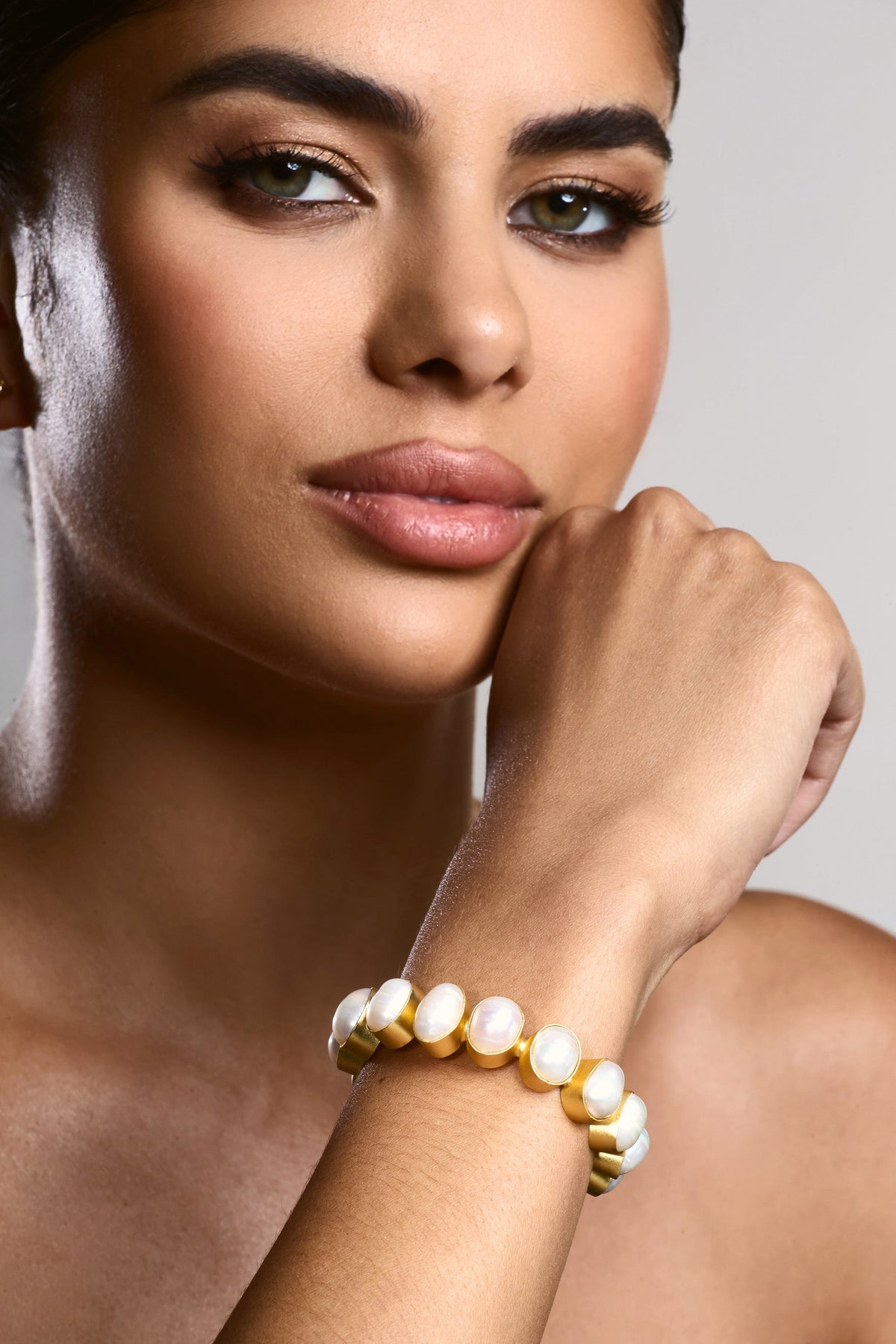 WB_HR_CL134697007-PebblesGoldIridescentShellChunkyBangle4