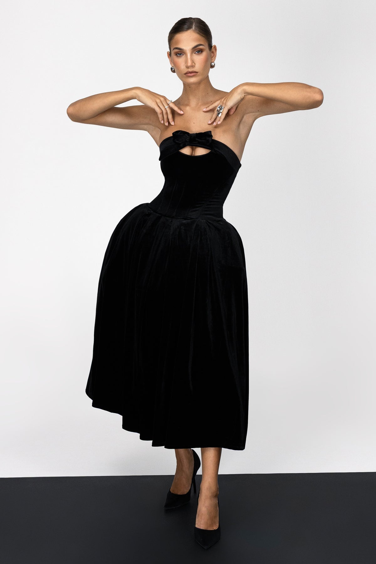 Hepburn | Black Velvet Bandeau Midi Dress With Bow - UK 8 Black Hepburn | Black Velvet Bandeau Midi Dress With Bow - UK 8 Black