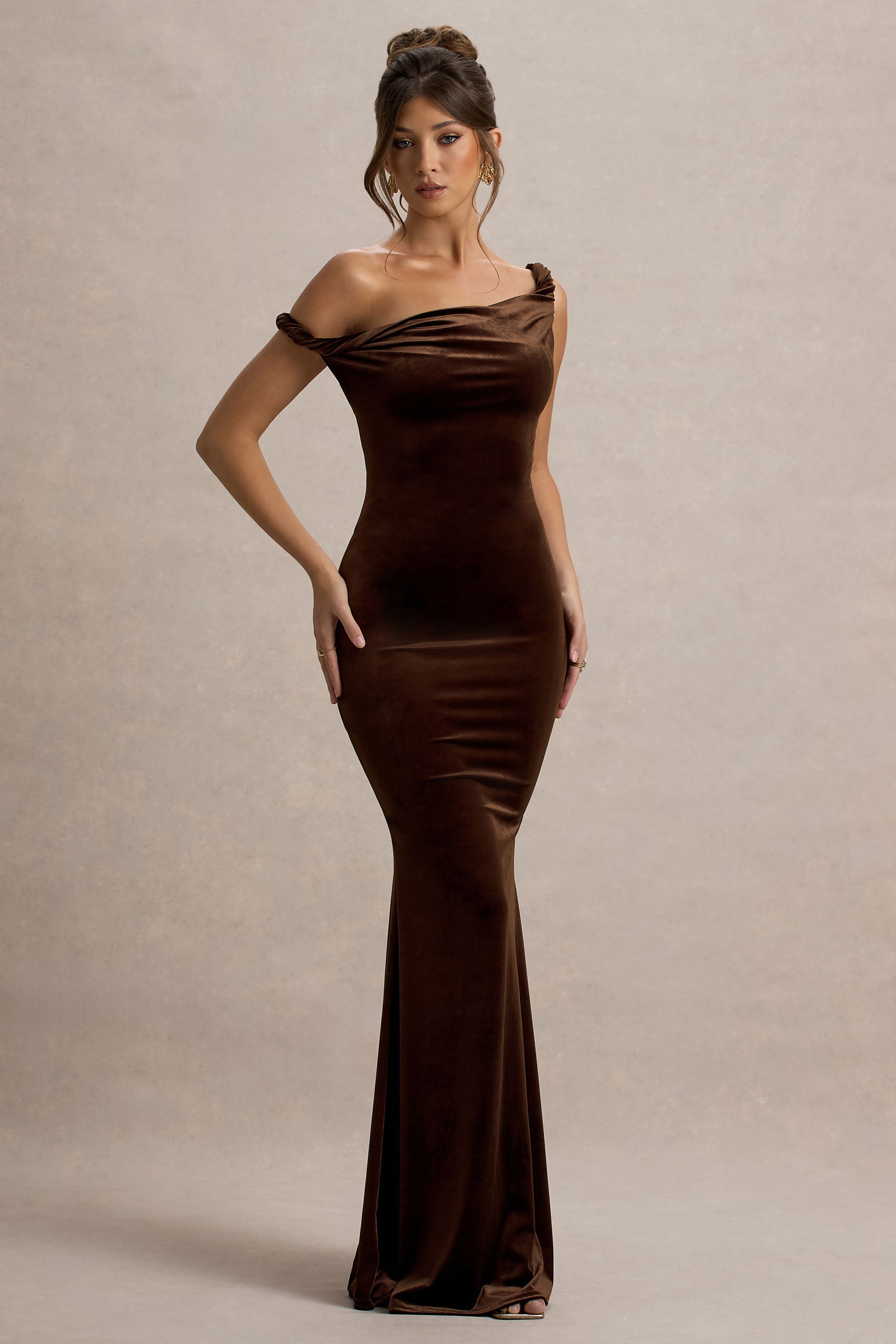 Neeka | Brown Velvet Twisted Asymmetric Maxi Dress – Club L London
