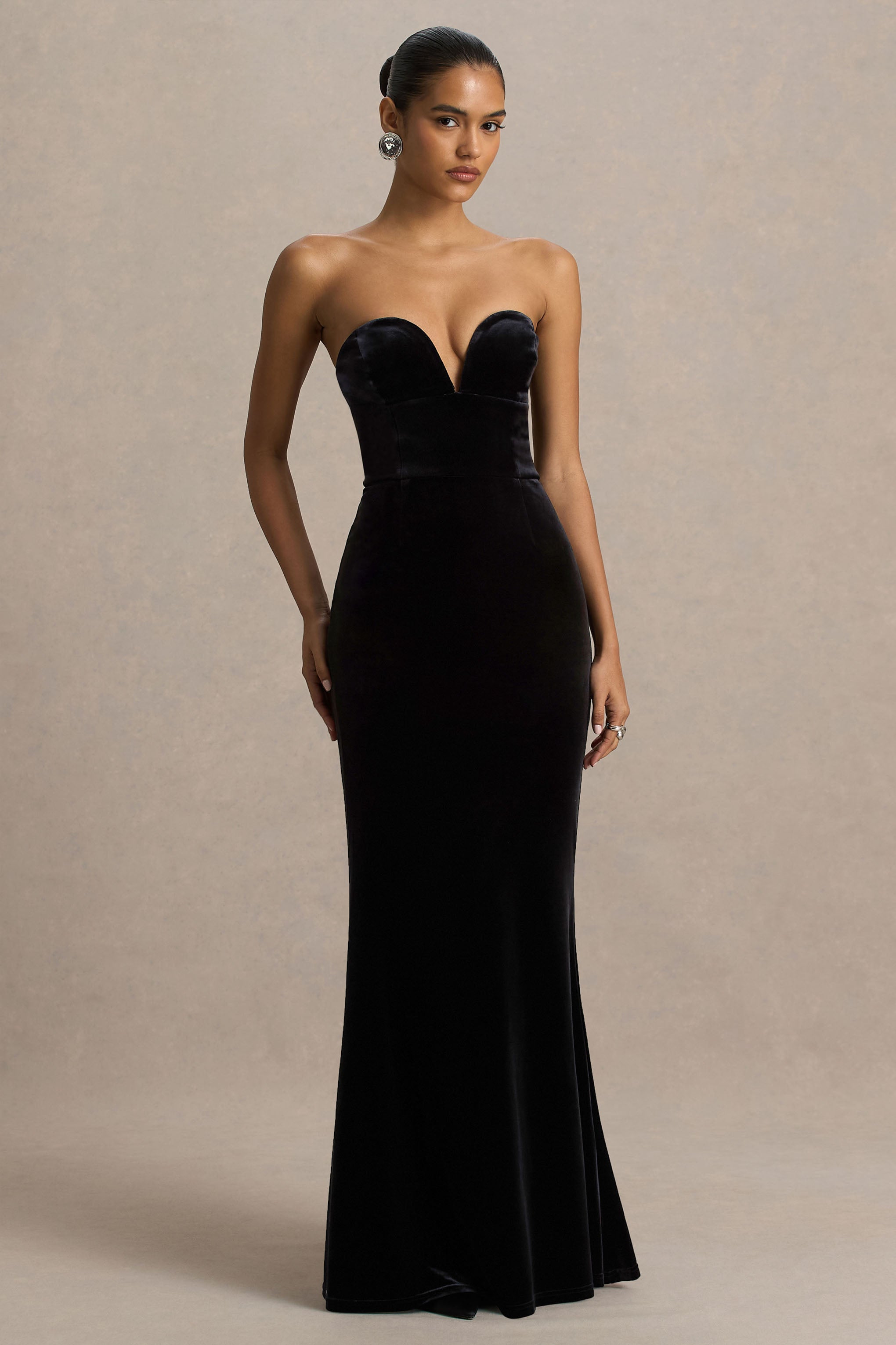 Yolanda | Black Velvet Sweetheart-Neck Maxi Dress – Club L London