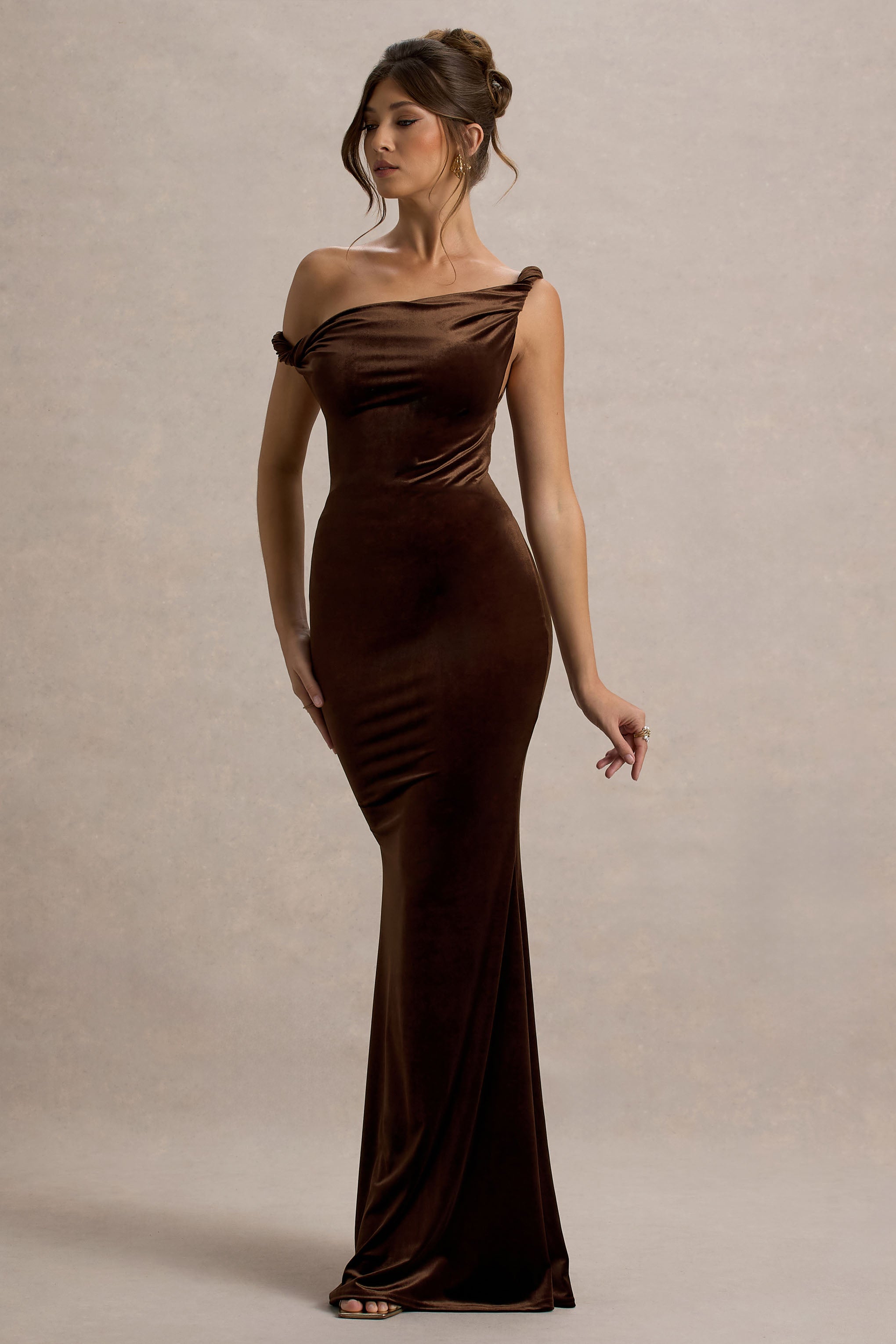 Neeka | Brown Velvet Twisted Asymmetric Maxi Dress – Club L London