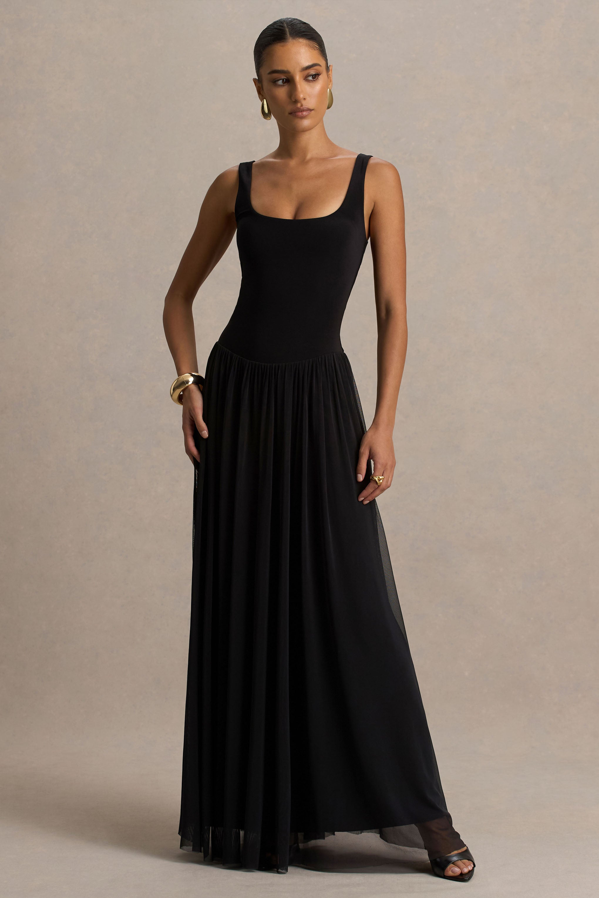 Amelia | Black Scoop-Neck Maxi Dress With Pleated Skirt – Club L